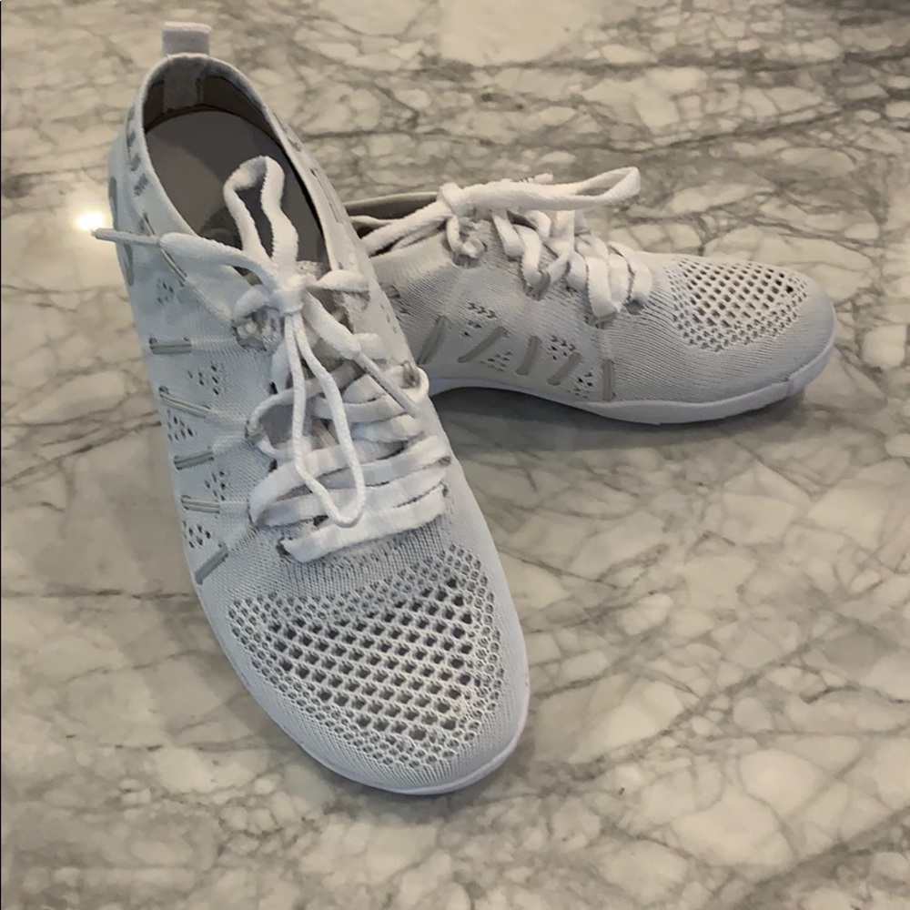 NEW Nfinity flyte size 2 cheer shoes